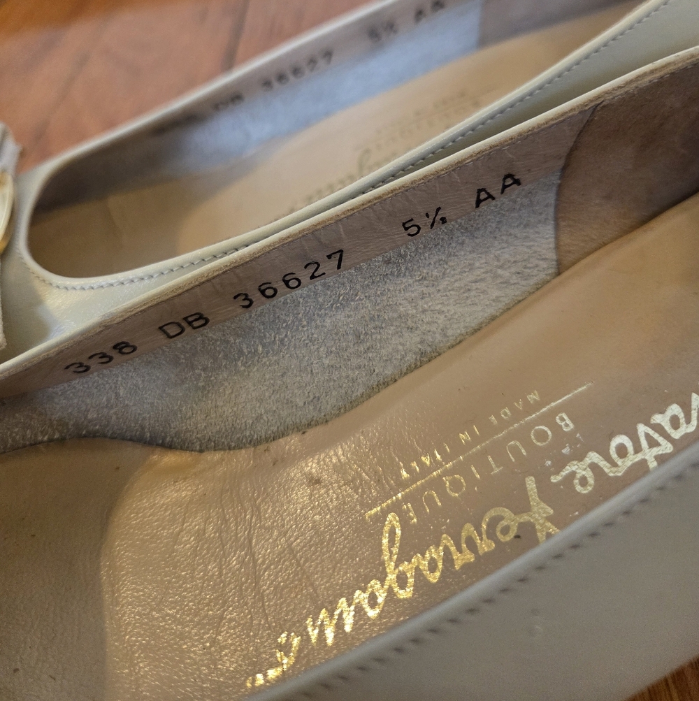 Salvatore Ferragamo Cream Varina Bow Leather Low Heel with Gold Hardware - Picture 8 of 9